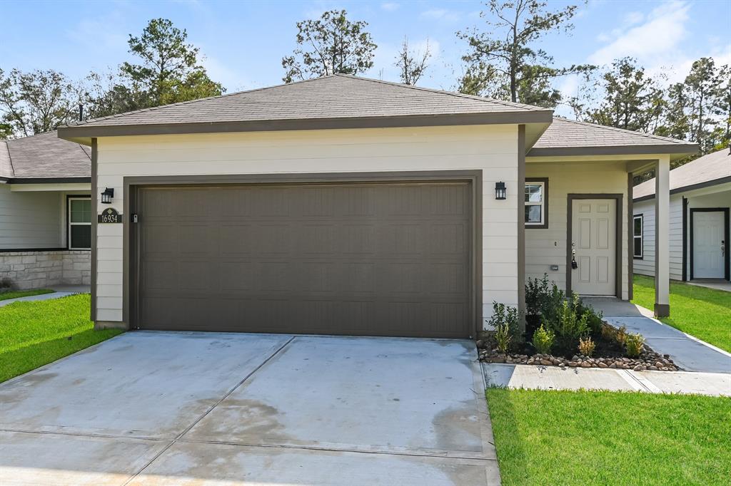 a front view of house with yard