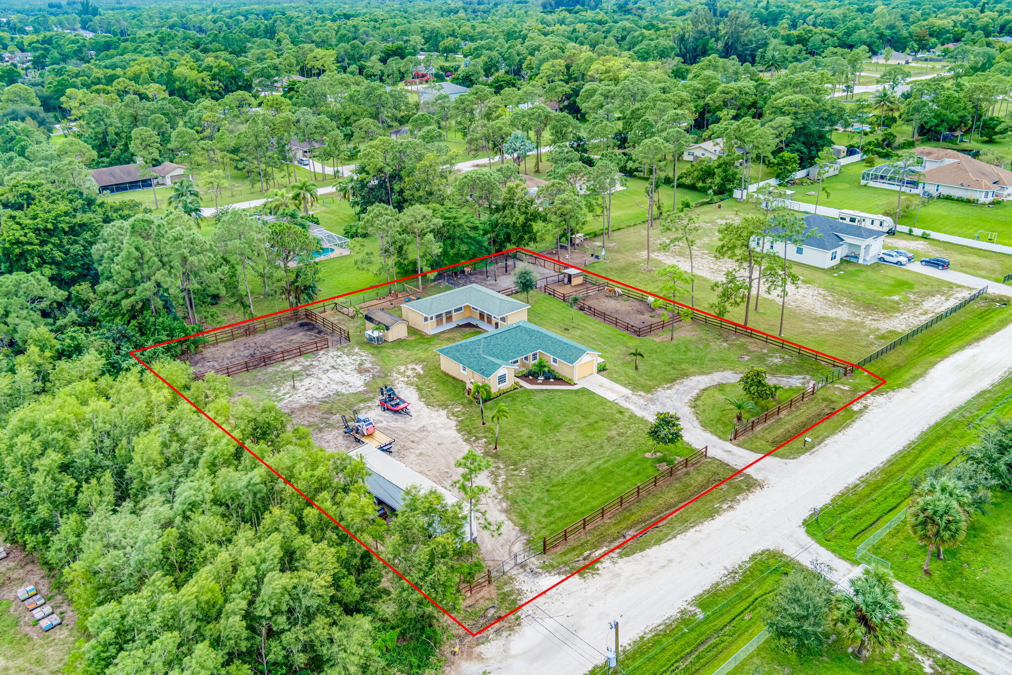 a view of yard with green space