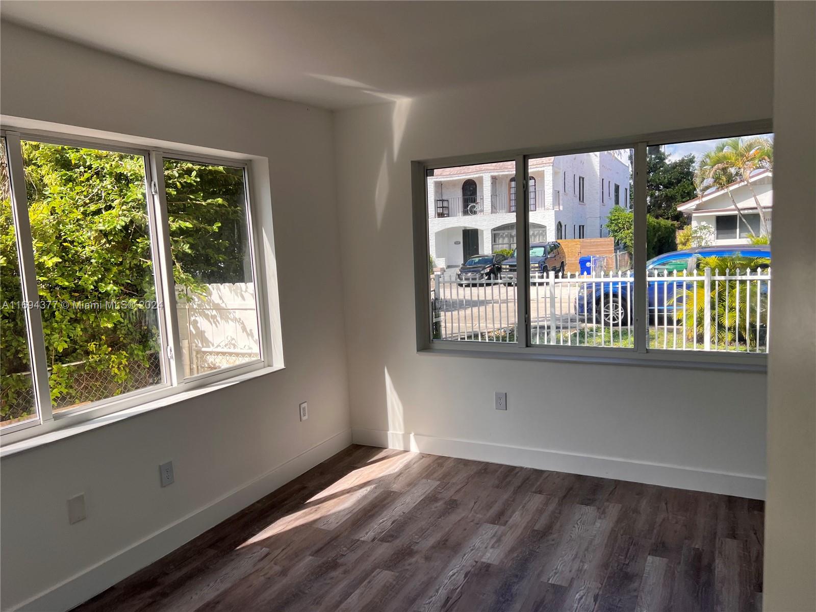 a view of livingroom with furniture