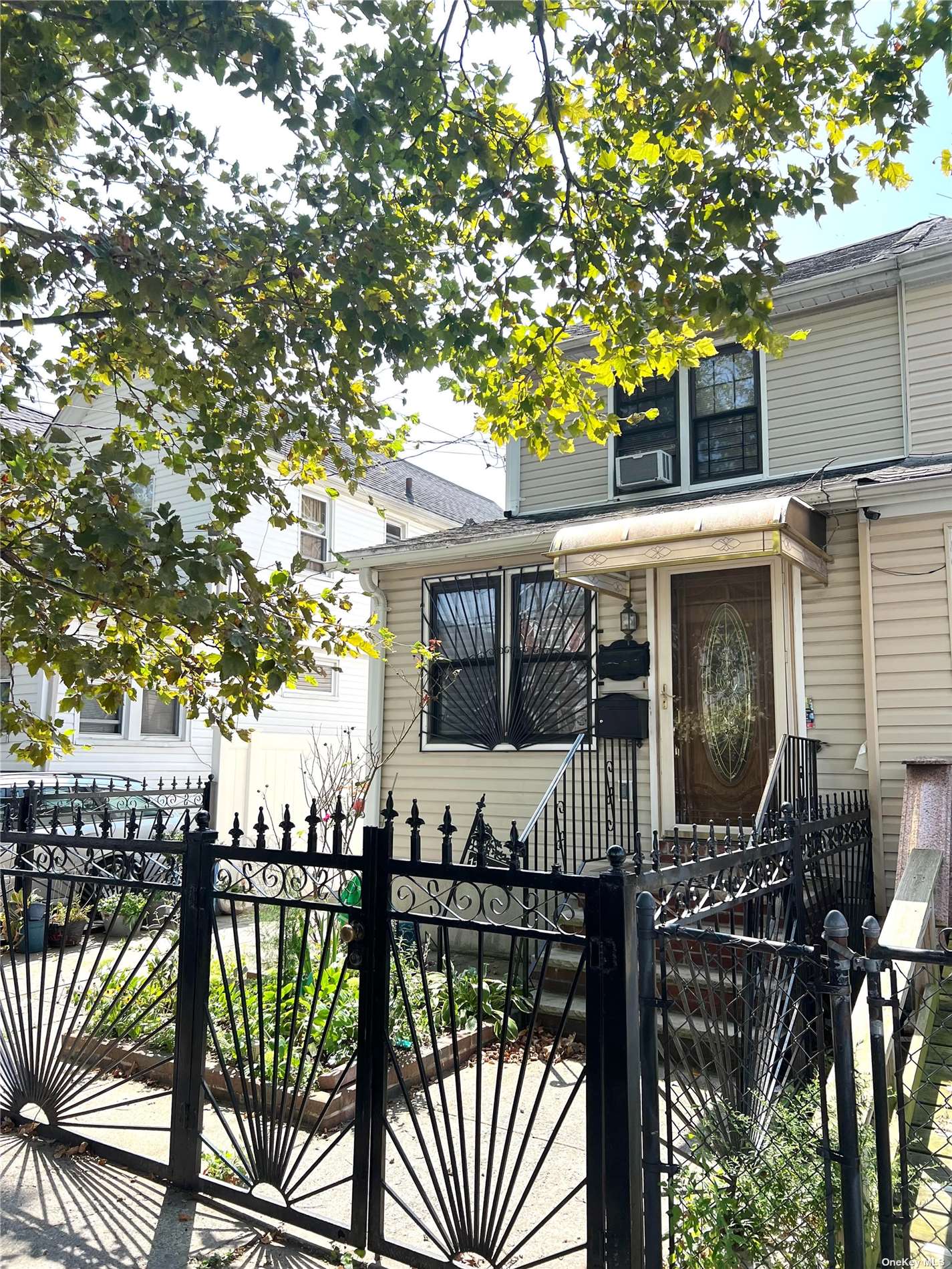 a view of a house with backyard and sitting area