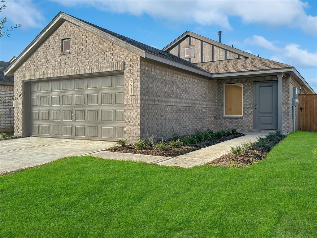 Welcome to 1715 Windrose Bend! Lawn has been virtually enhanced.