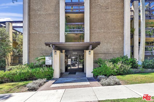 $649,000 | 1923 Molino Avenue, Unit 302 | Signal Hill