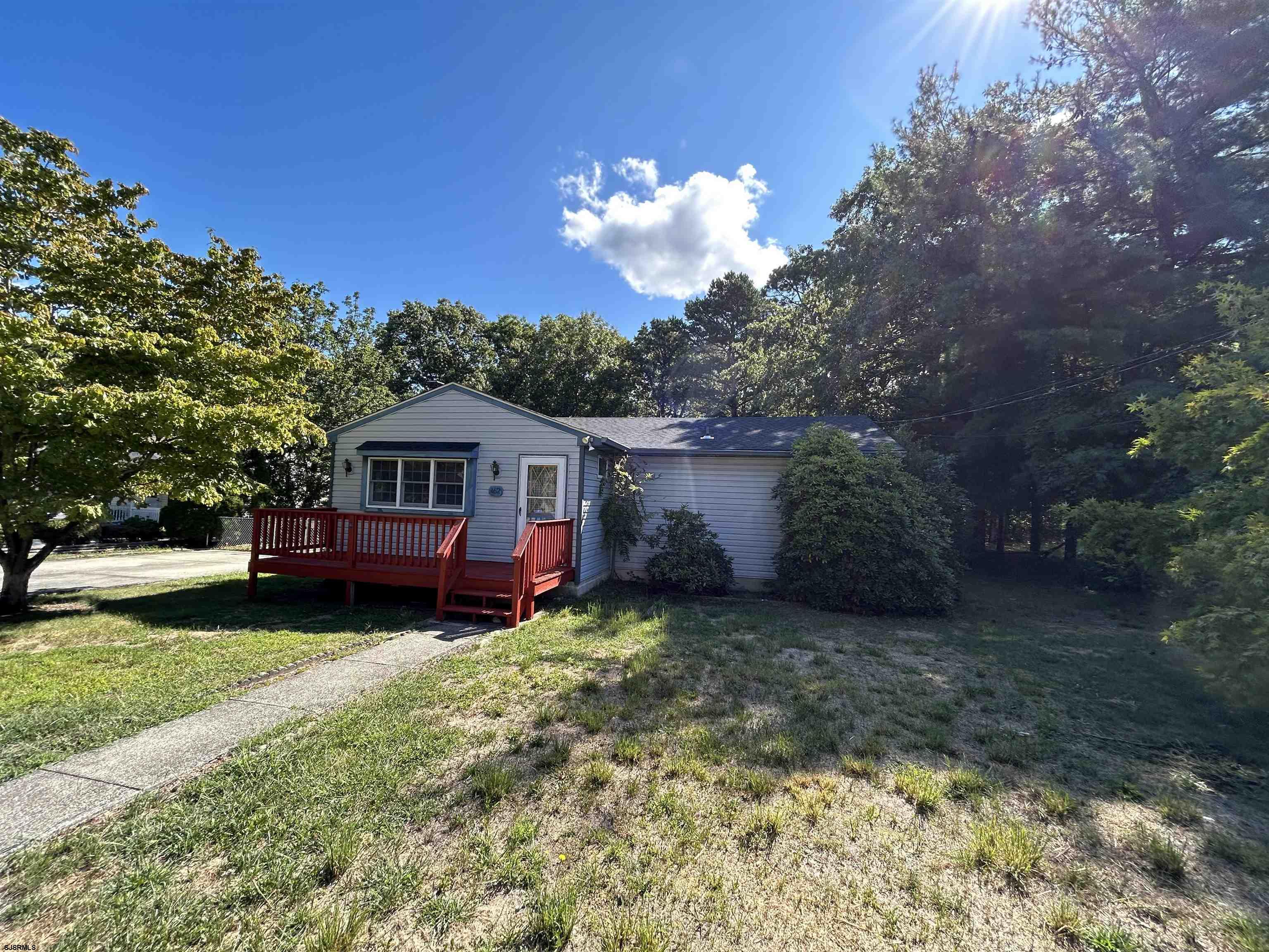 a view of a house with a yard