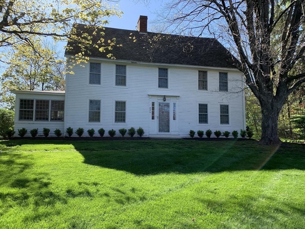 a view of a house with backyard and garden