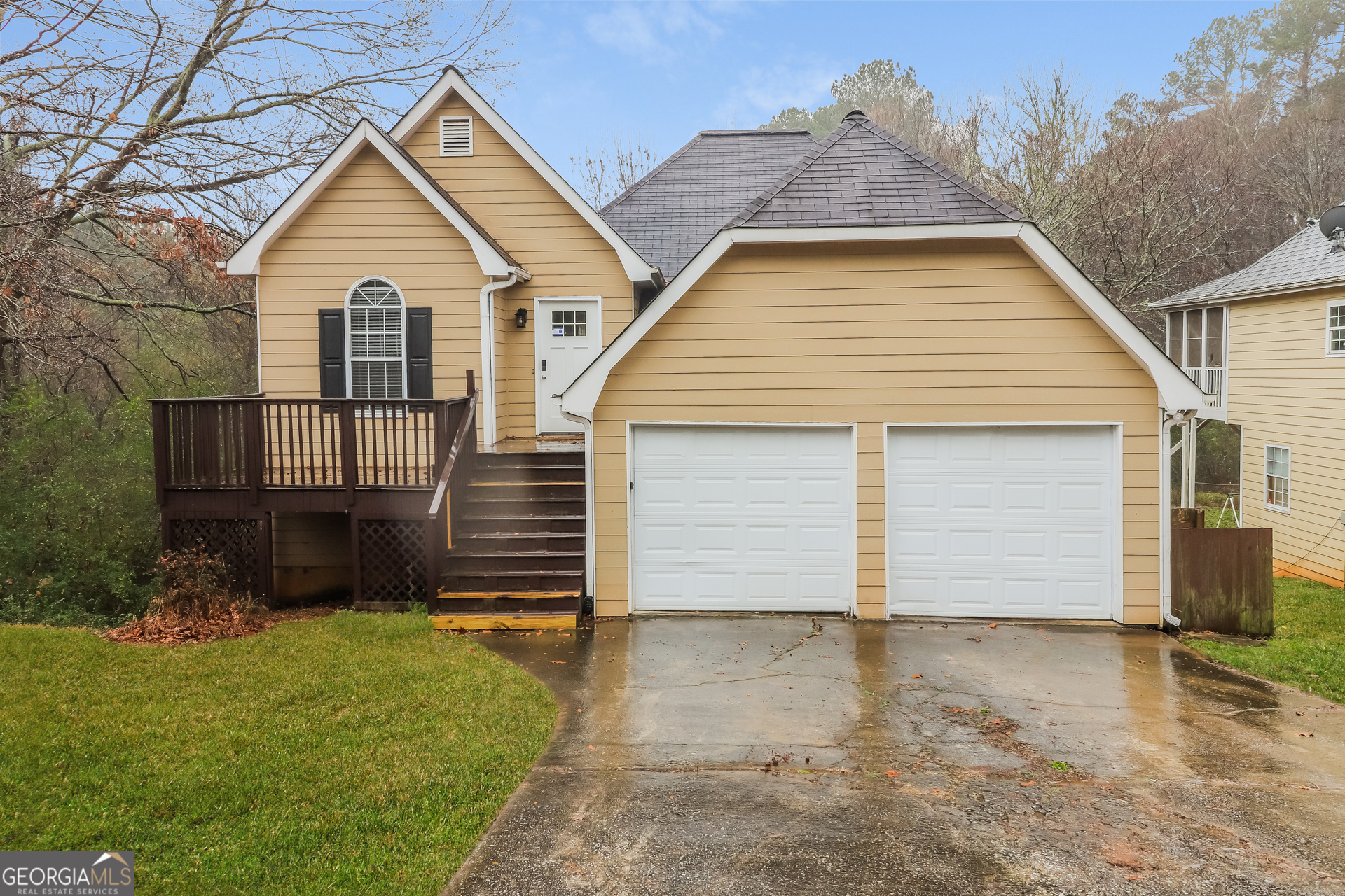 a view of a house with a yard