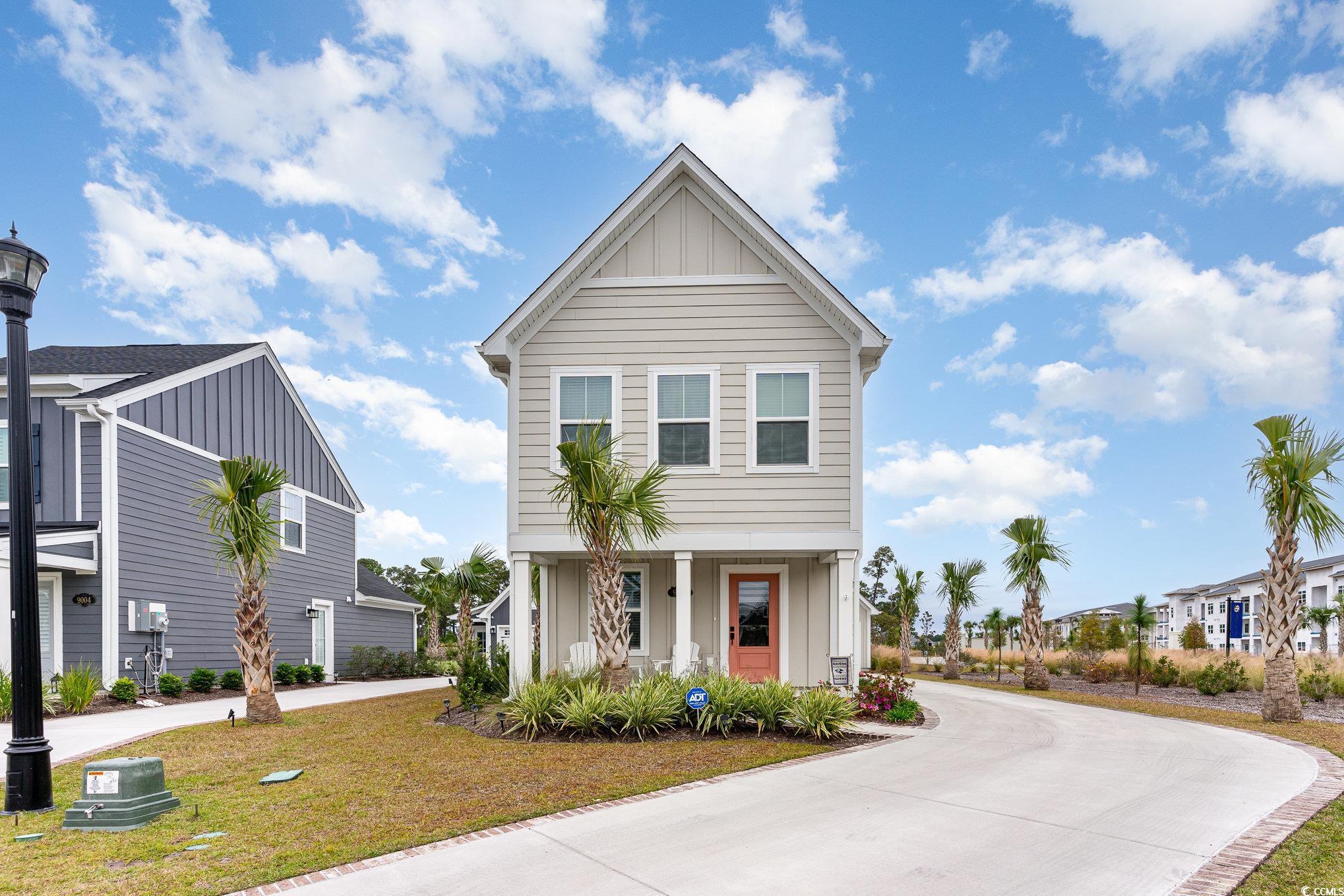 View of front facade featuring a front yard