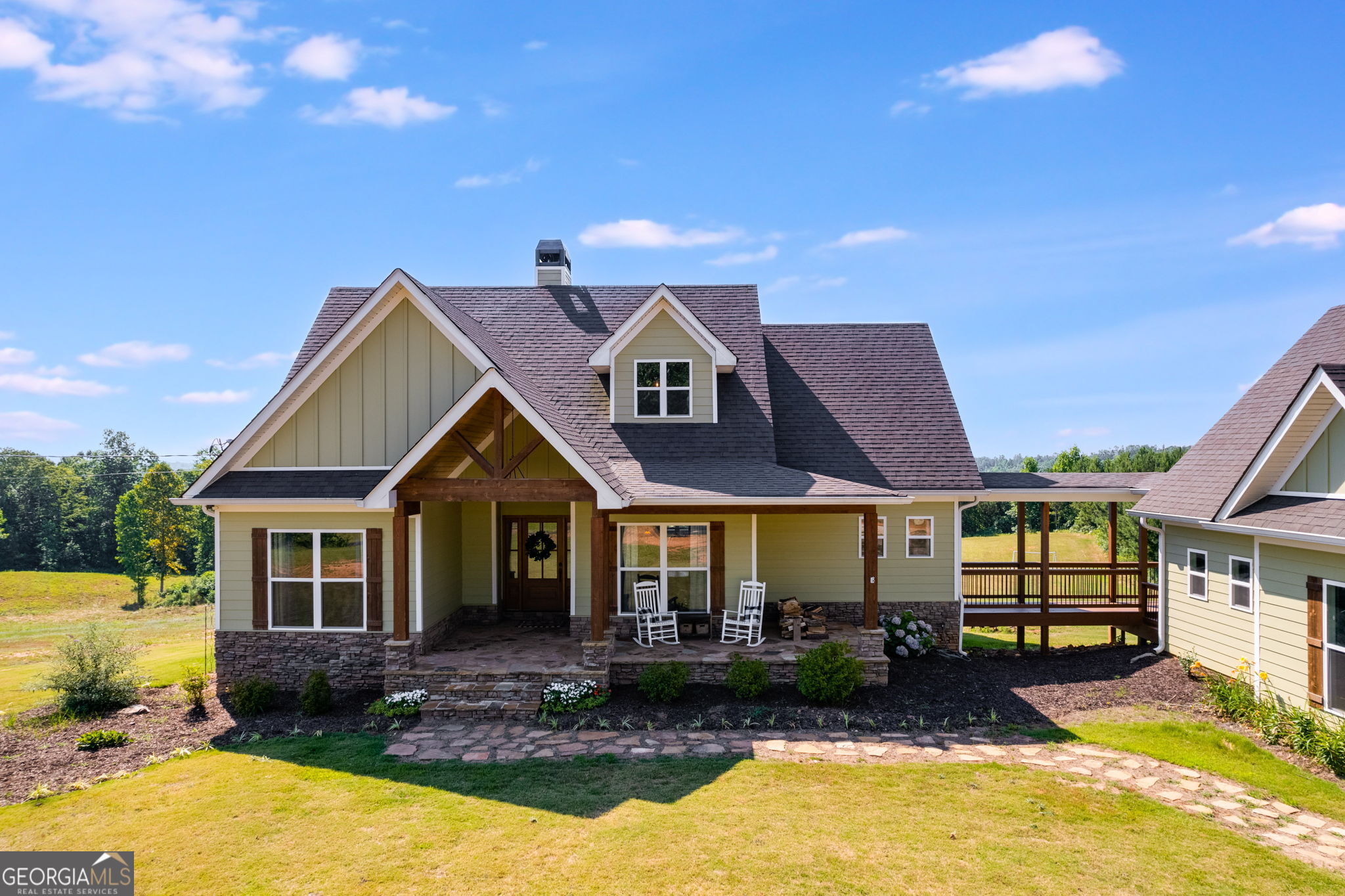 a view of a yard in front of house