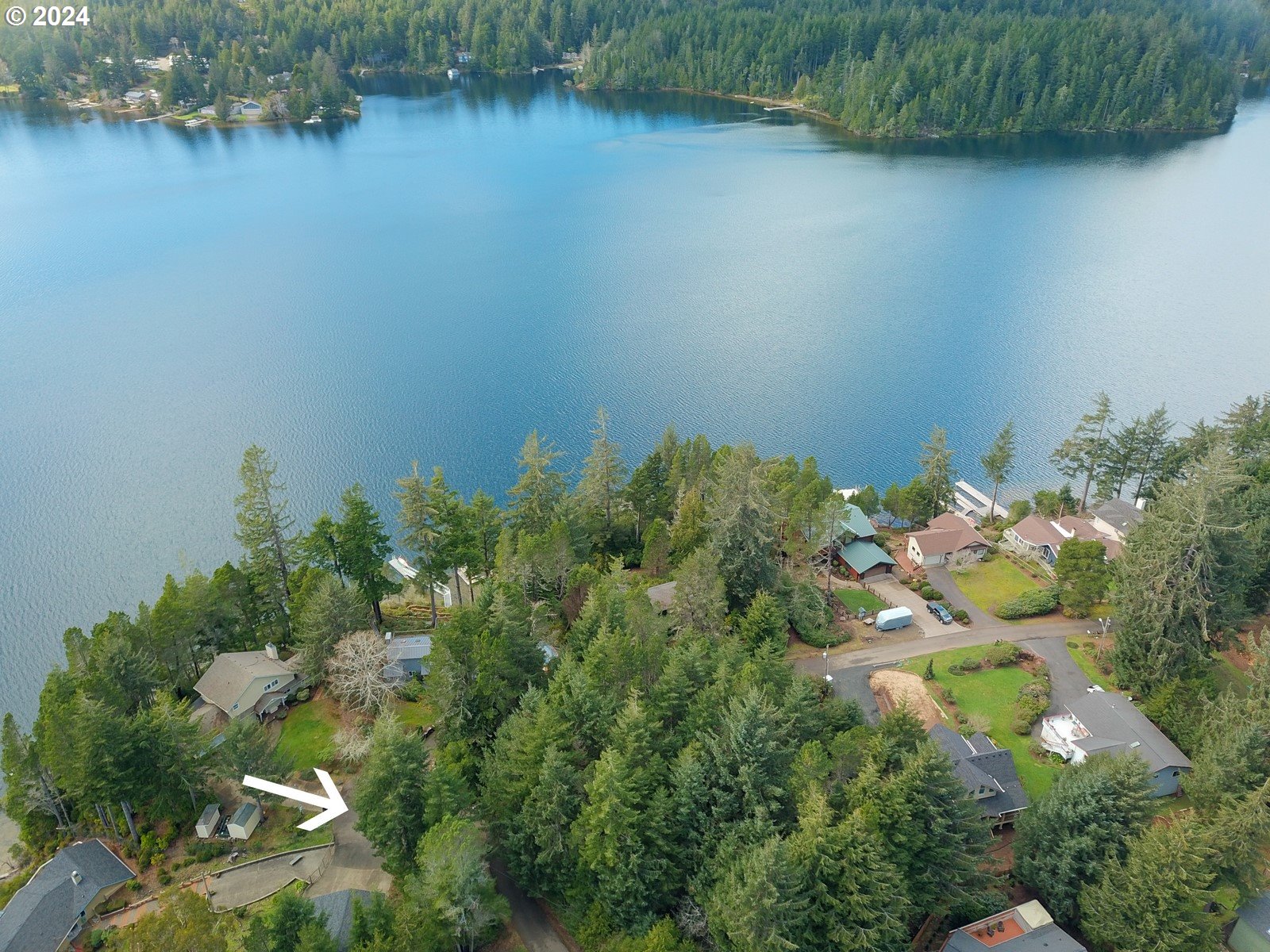 a view of a lake with a houses in a back yard