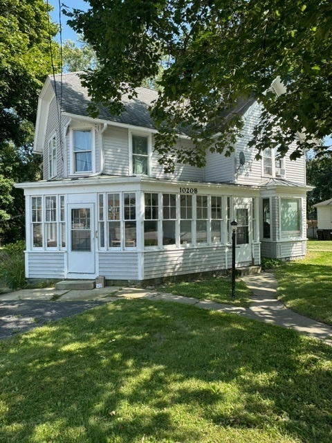 a view of a house with a yard