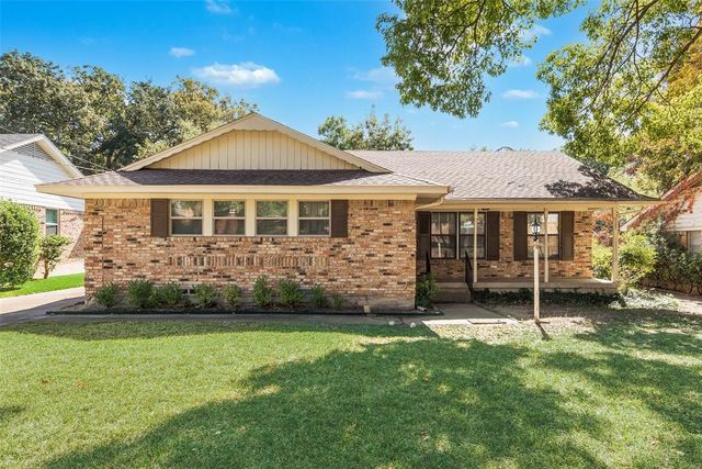 $425,000 | 2304 Springhill Drive | Casa Linda Forest