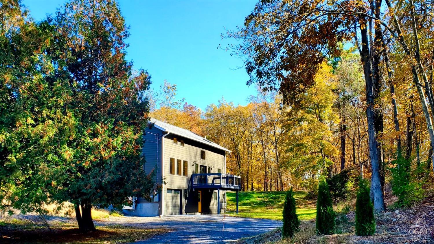 a view of a yard in front of the house