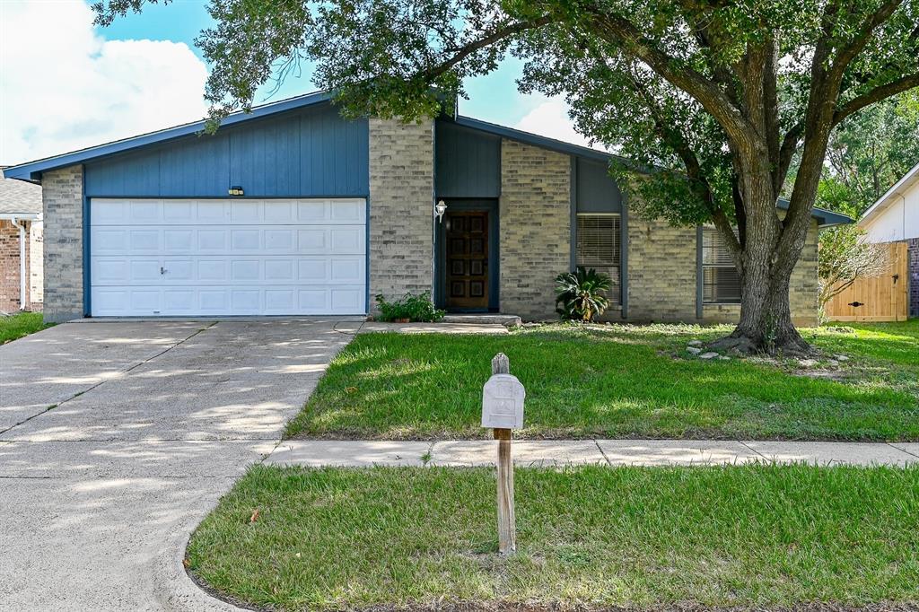 Welcome to 16934 Clan Macintosh Drive located in Glencairn! Discover the charm of this mid-century modern 1-story home w/ a sleek, modern design & a new roof.