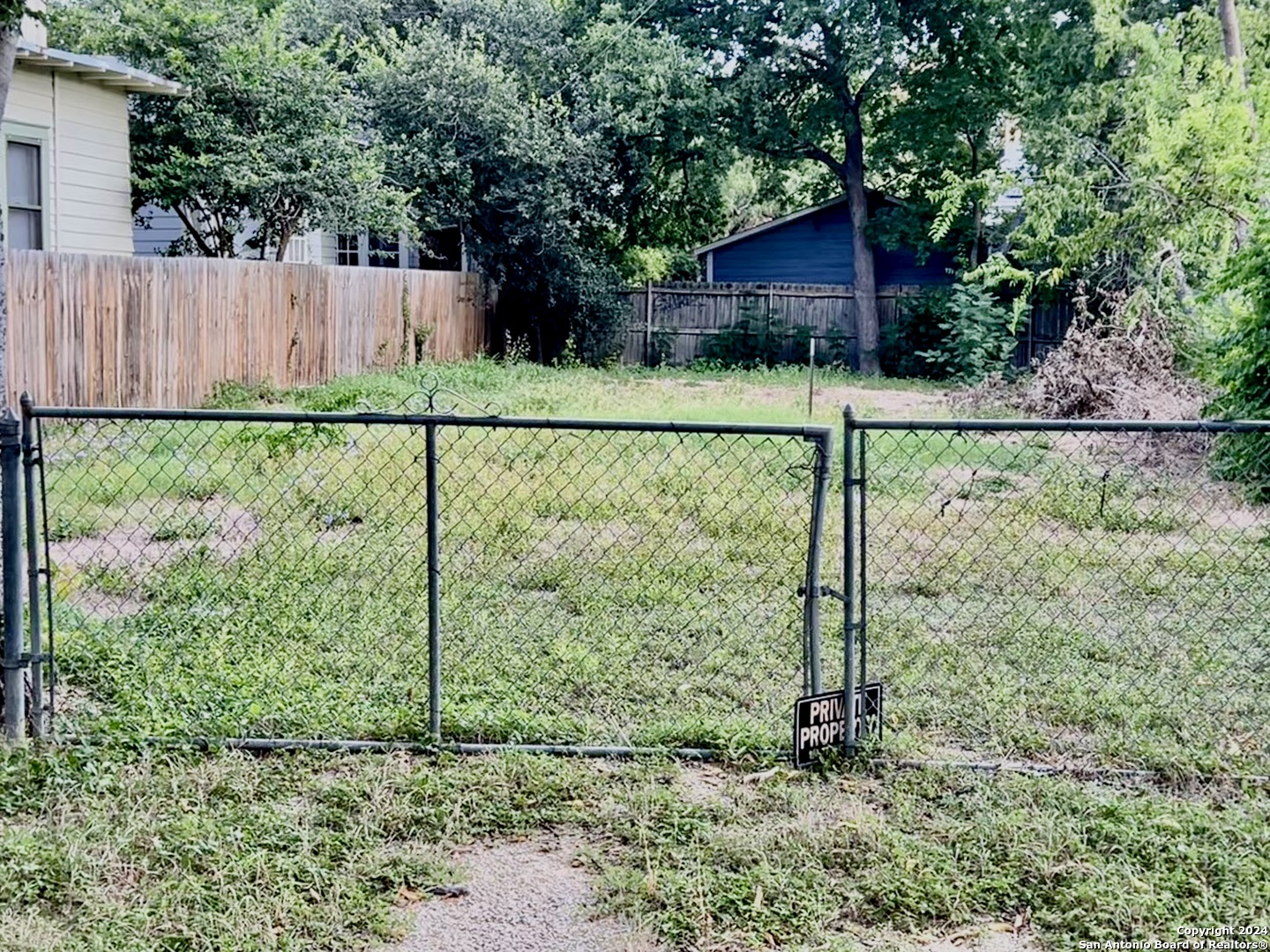 a view of a backyard