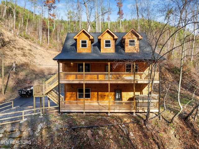 $2,000,000 | 1045 Deep Hollow Road | Chalet Village North