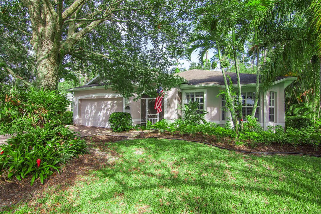 a view of an house with backyard space and garden