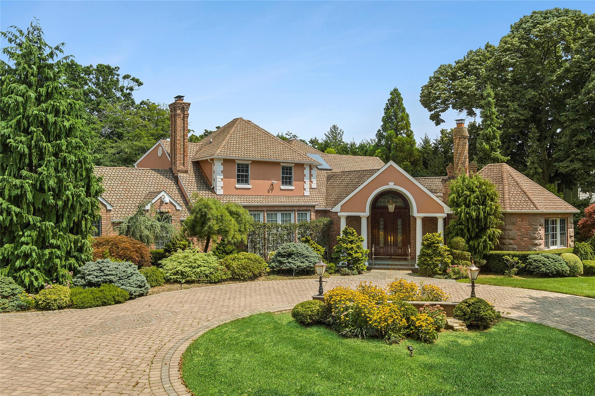 View of front of property featuring a front yard