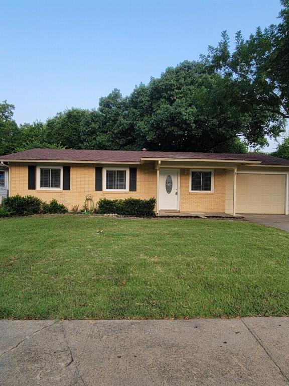 a view of a house with a backyard