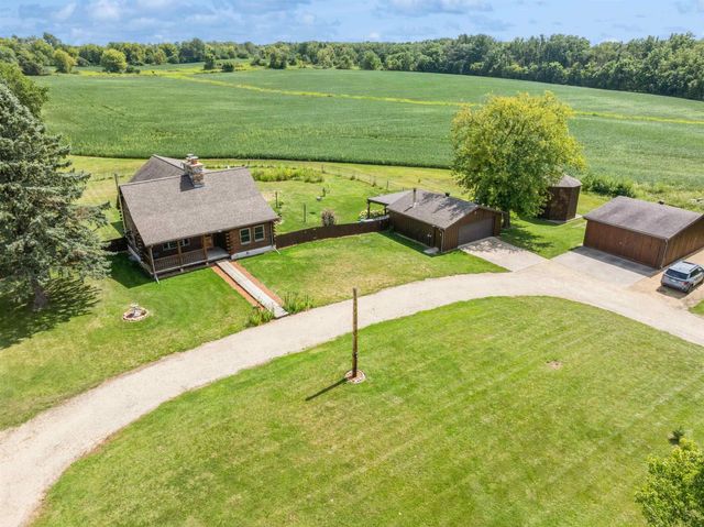 $1,150,000 | 18491 Caledonia Road | Manchester Township - Boone County