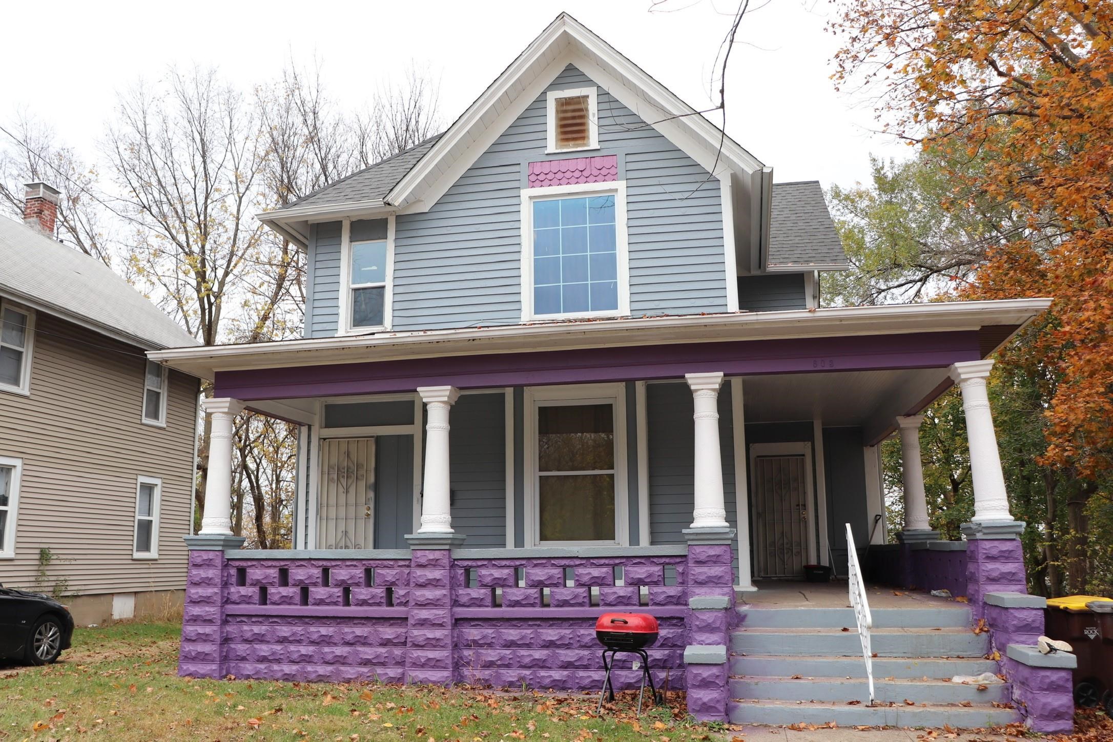 a view of house with a yard