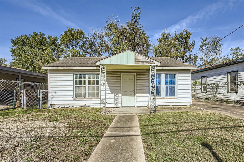 Cute bungalow home same owner for 30 + years ready for your upgrade.