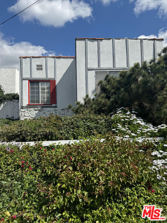 a view of a house with a tree