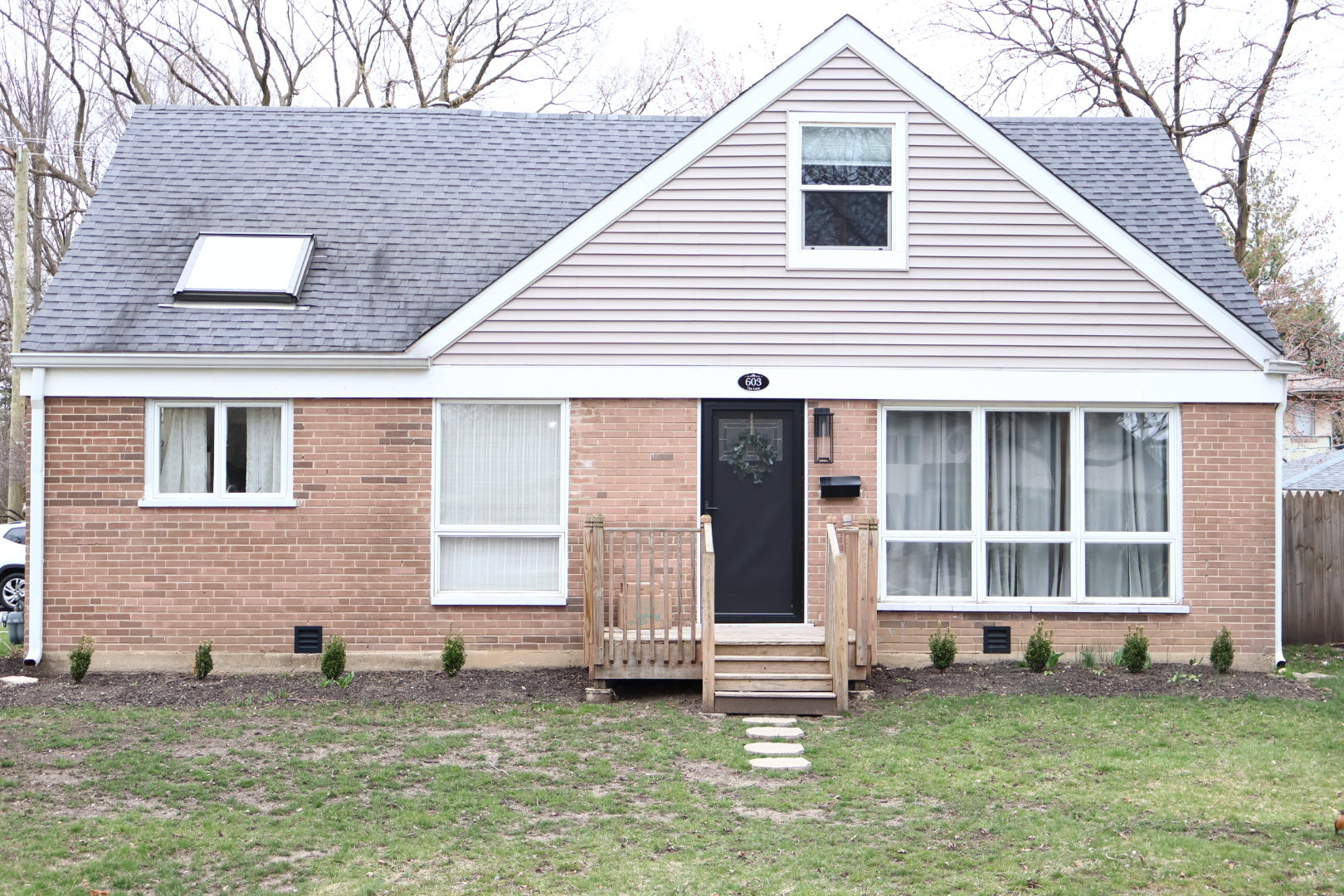 a view of a house with a yard