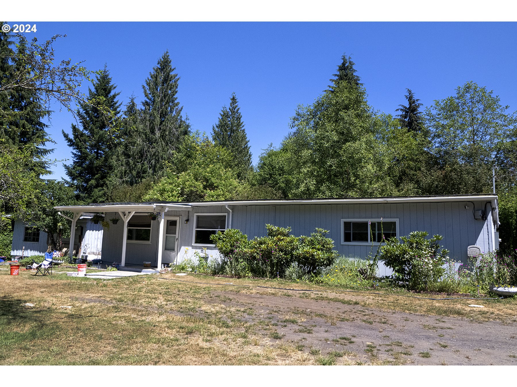 a view of a house with backyard and garden