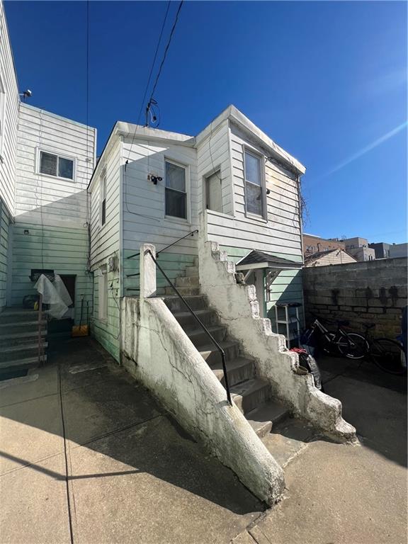 a view of a house with a backyard