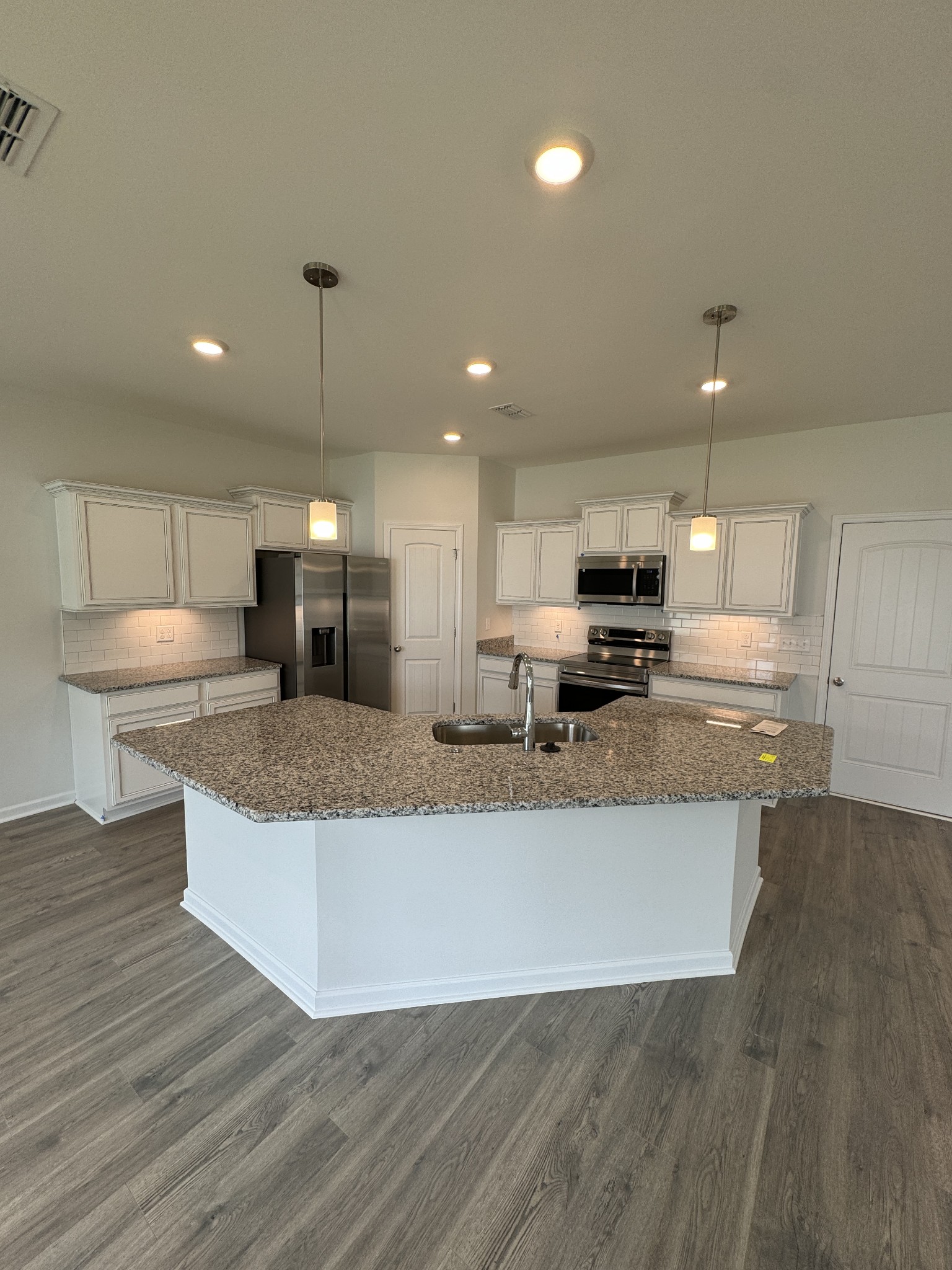 View of this stunning kitchen with oversized island, ALL KITCHEN APPLIANCES INCLUDED!!