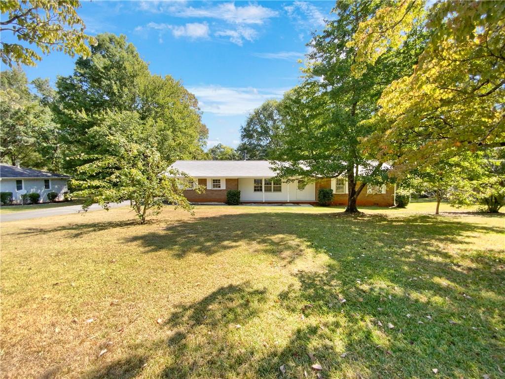 a view of a house with a yard