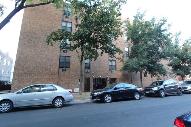 $2,267 | 800 West Lill Avenue, Unit 401 | Wrightwood Neighbors