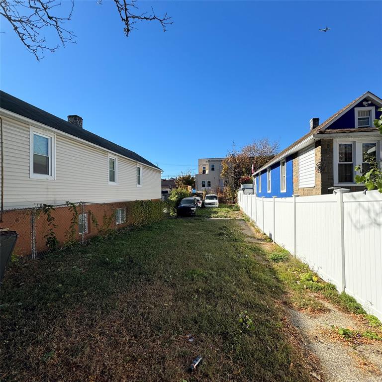 a view of a house with backyard and trees