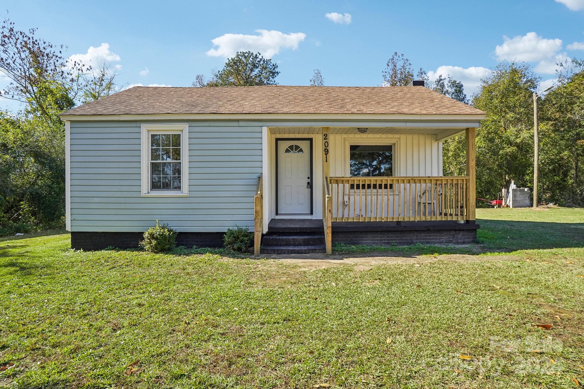 a view of a house with backyard and garden