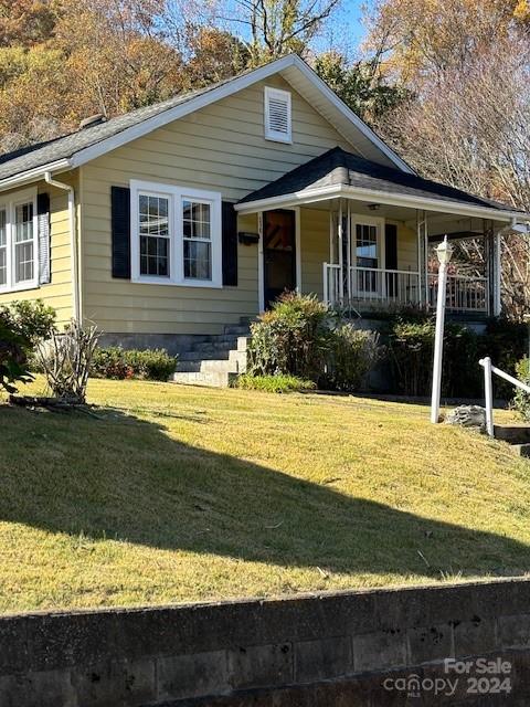 a view of a house with a yard