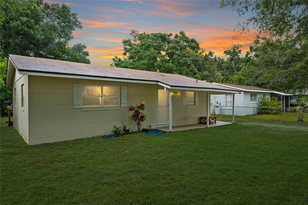 a view of a backyard