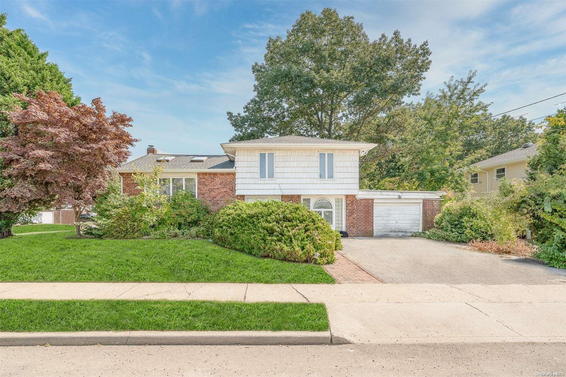 a view front of house with entertaining space