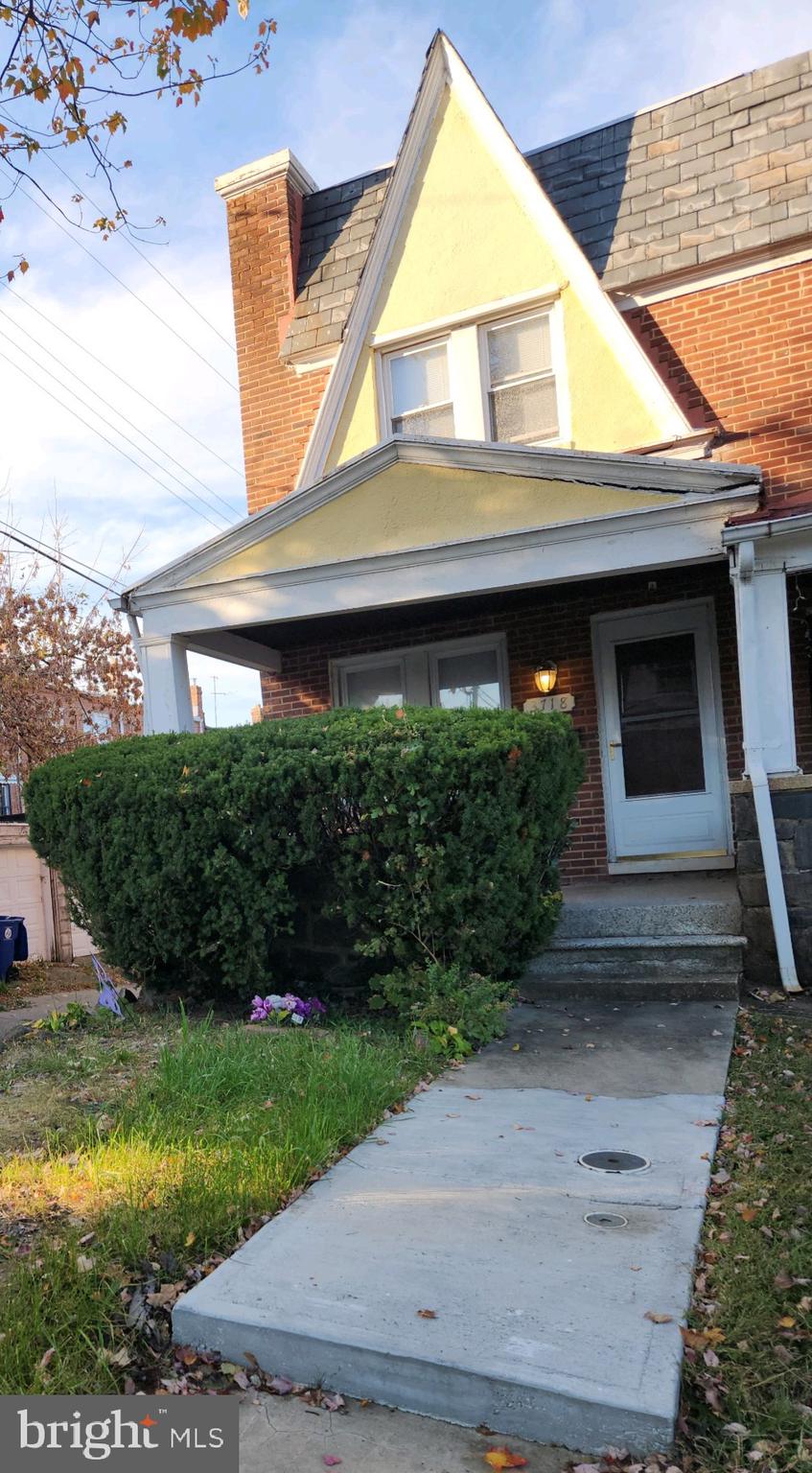 a view of a house with backyard