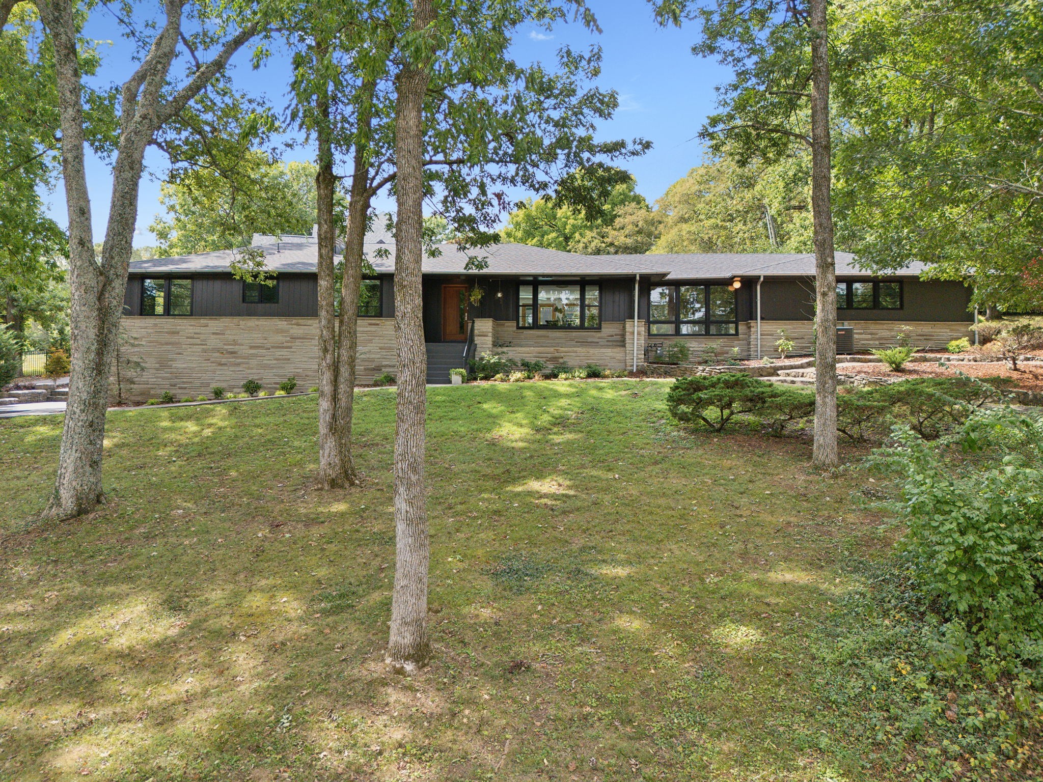 a view of a house with backyard