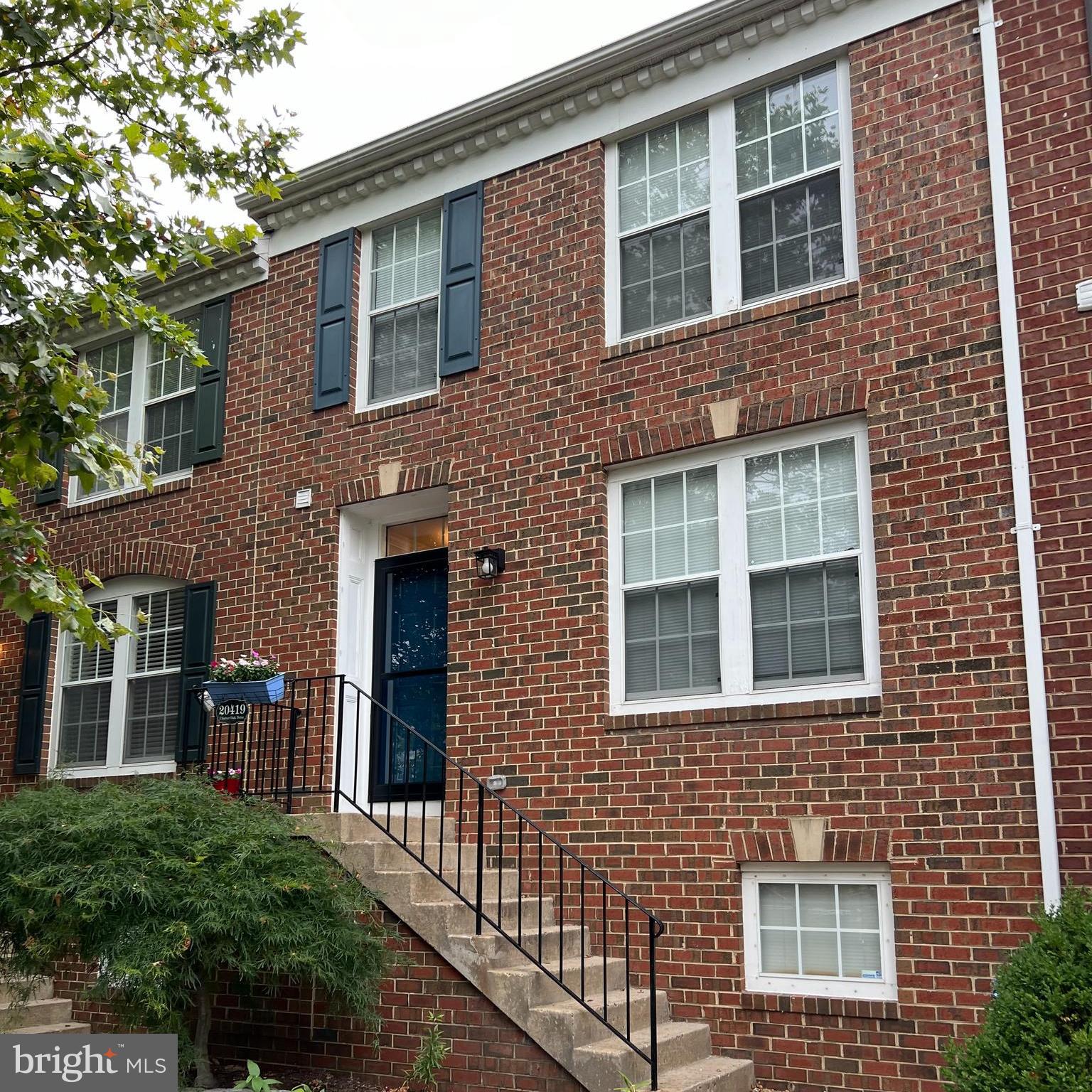 a brick building that has a lots of windows