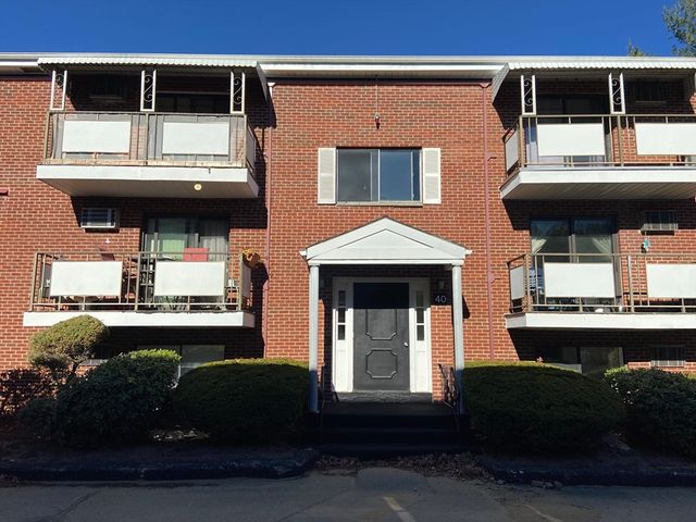 $329,900 | 40 Colonial Drive, Unit 3 | South Andover