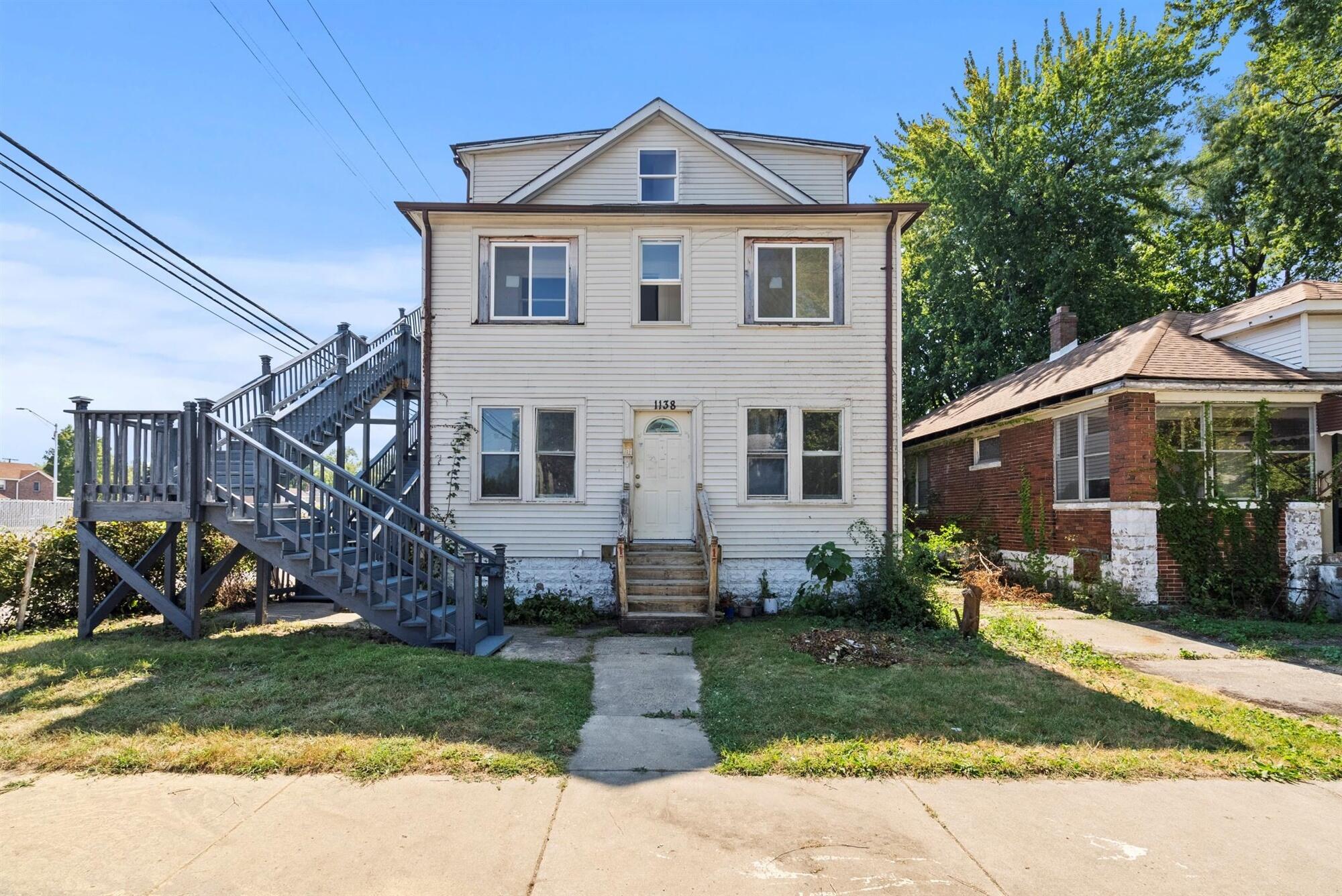 a view of a house with a yard