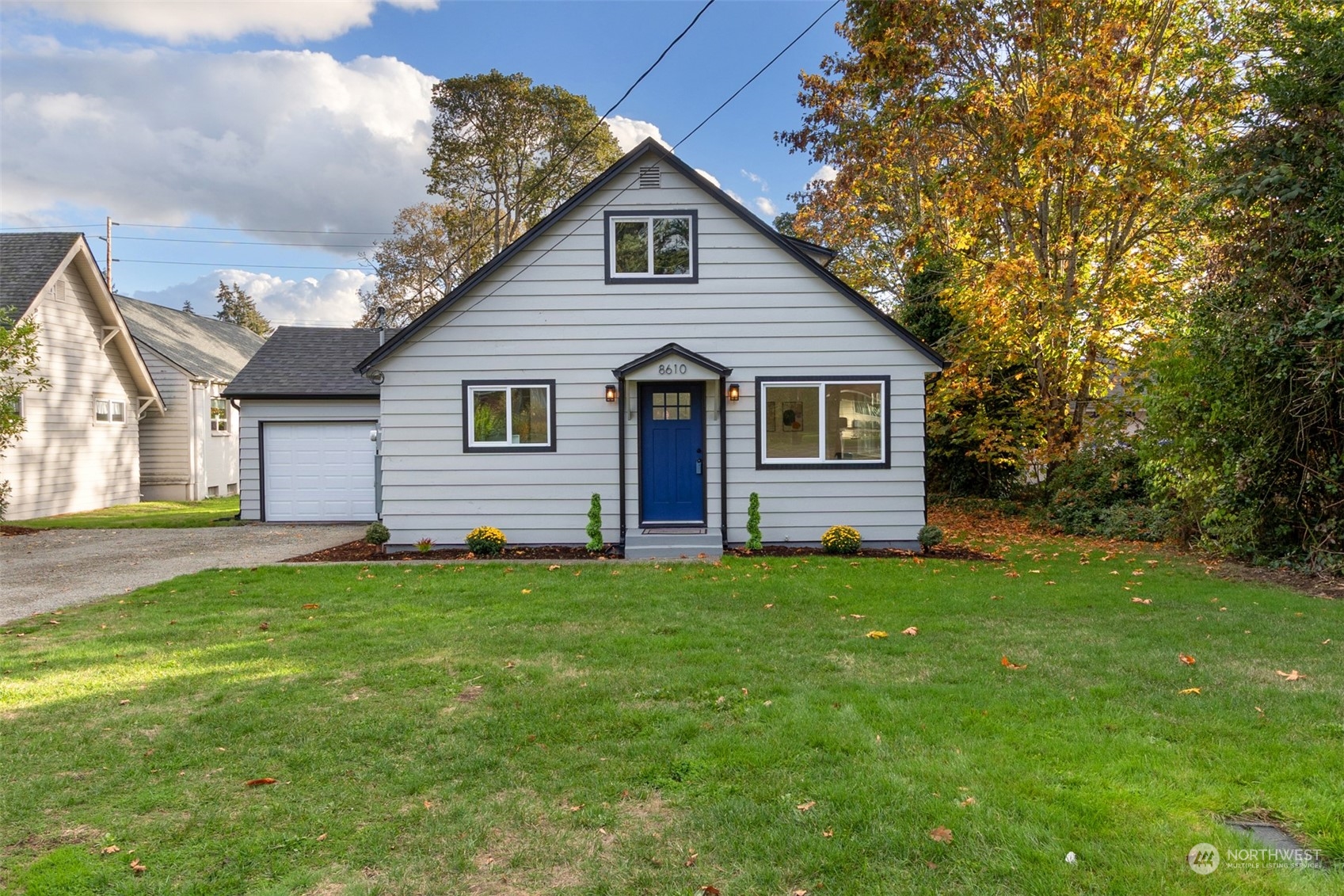 a view of a house with a yard