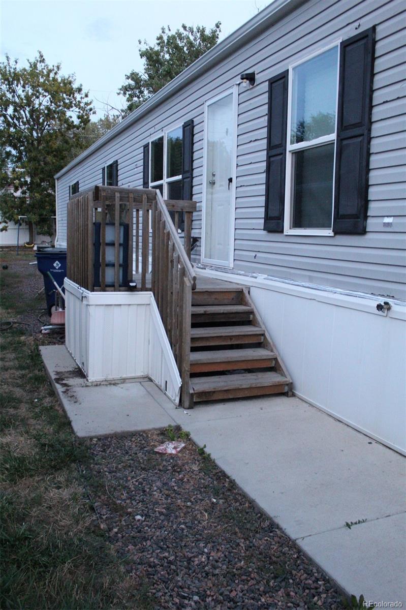 a view of a back yard of the house