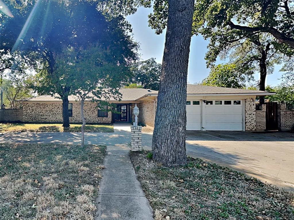 a view of a house with backyard and a tree