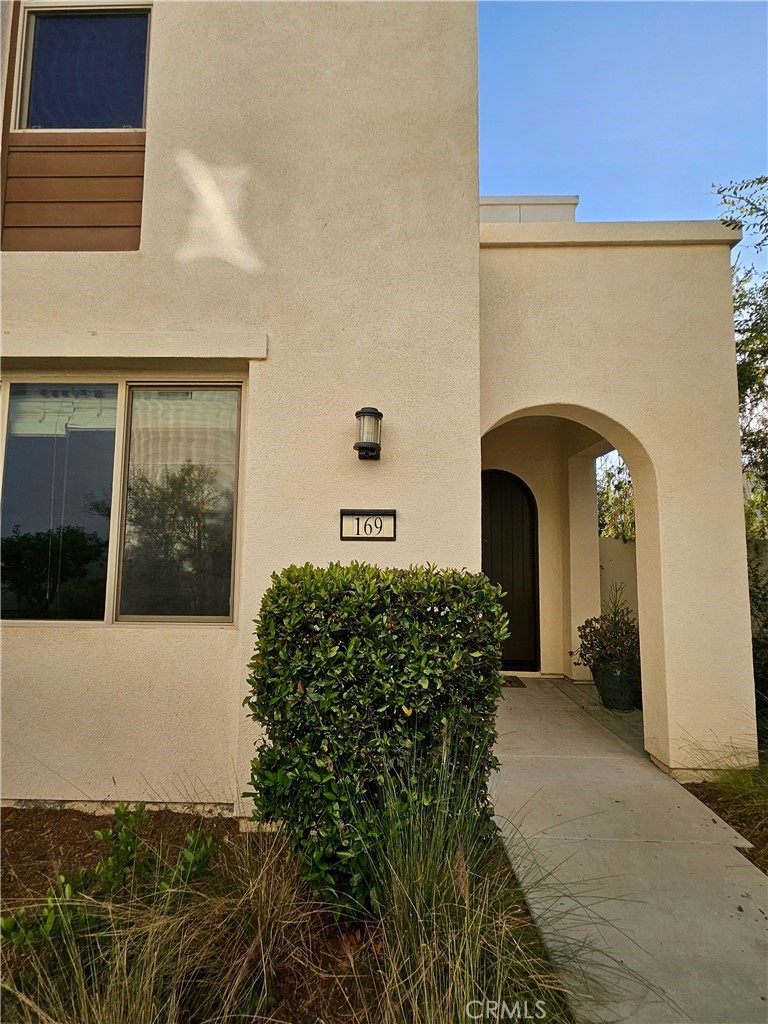 a view of entryway with garden