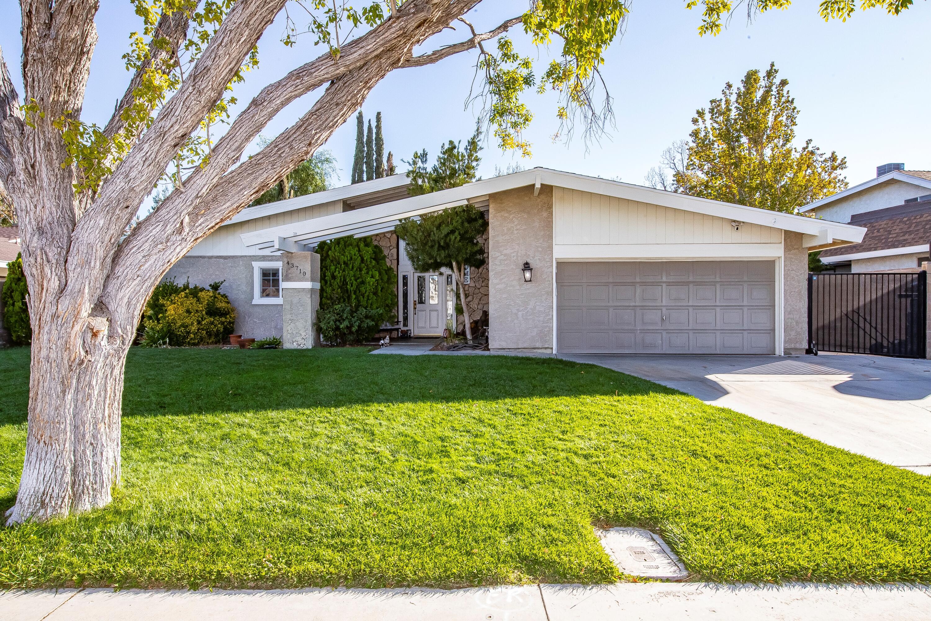 a front view of house with yard