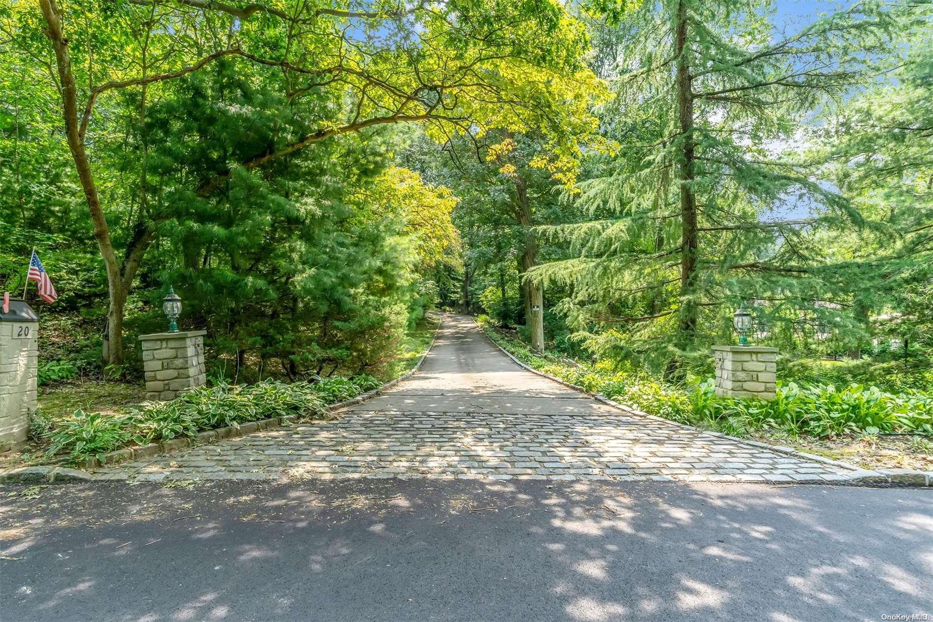 Welcome to The Hollows! Beautiful private driveway!