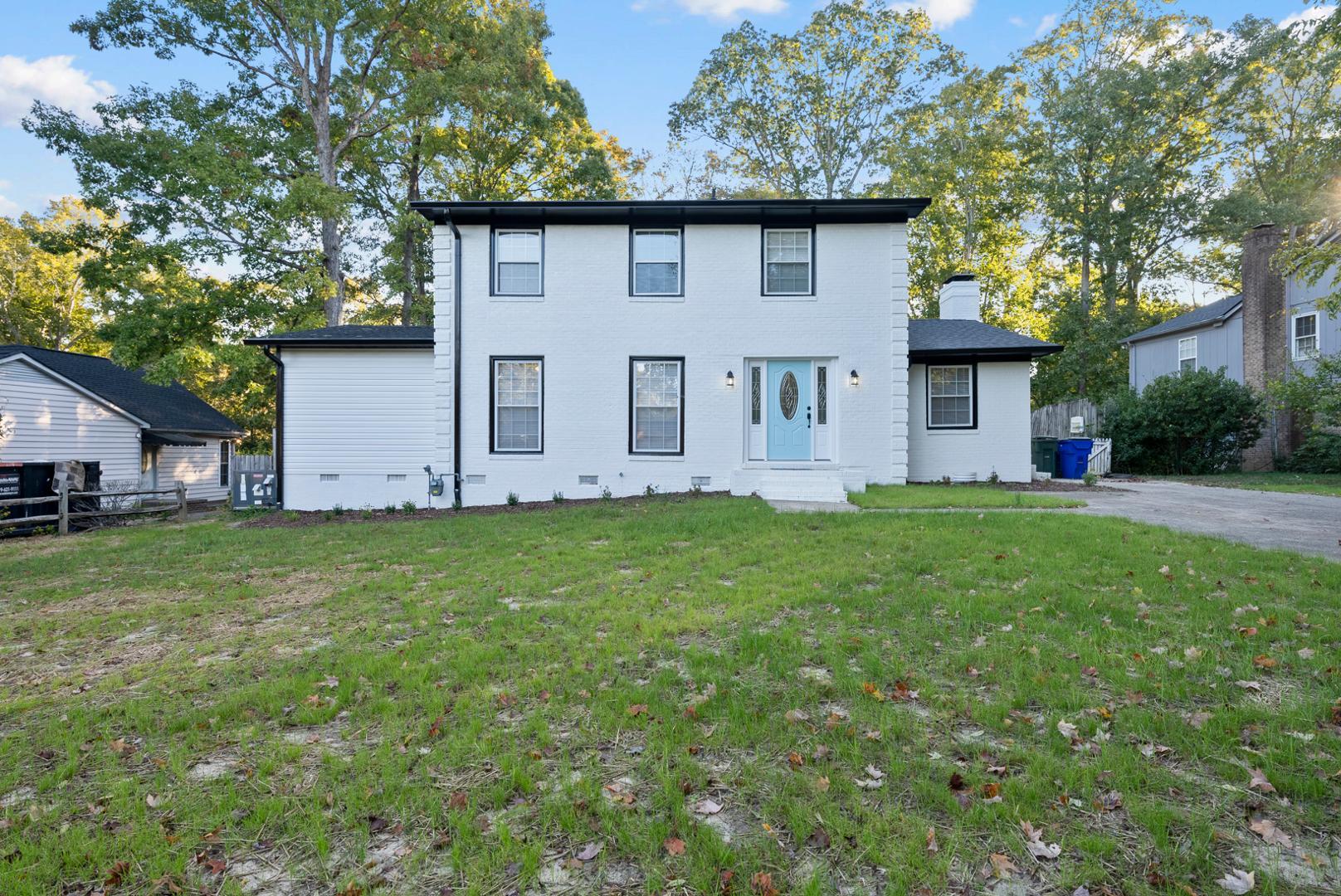 a view of a house with backyard and garden