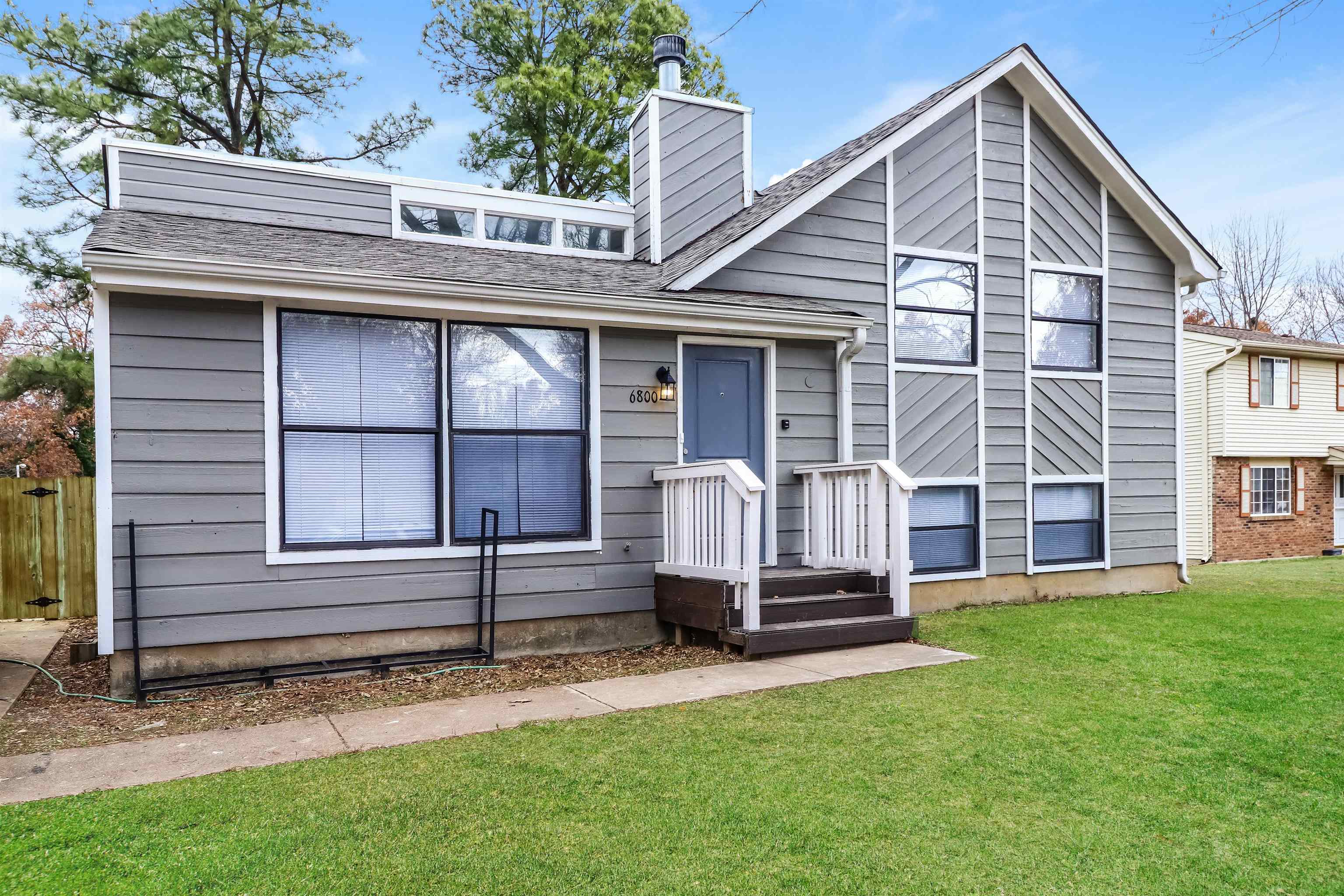 View of front facade featuring a front yard