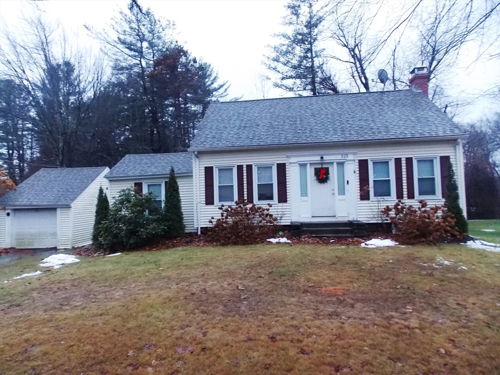 a view of a house with backyard and garden